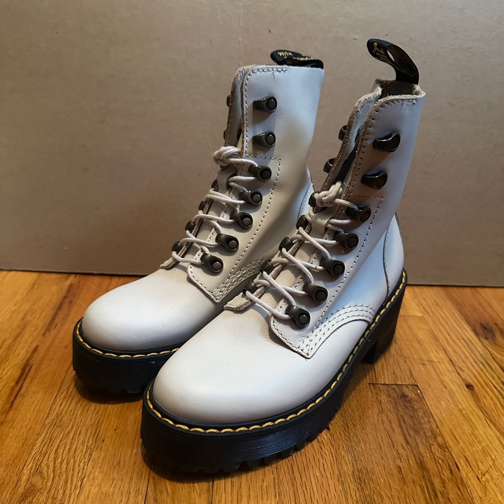 DR MARTEN’S LEONA BONE WHITE SIZE 5